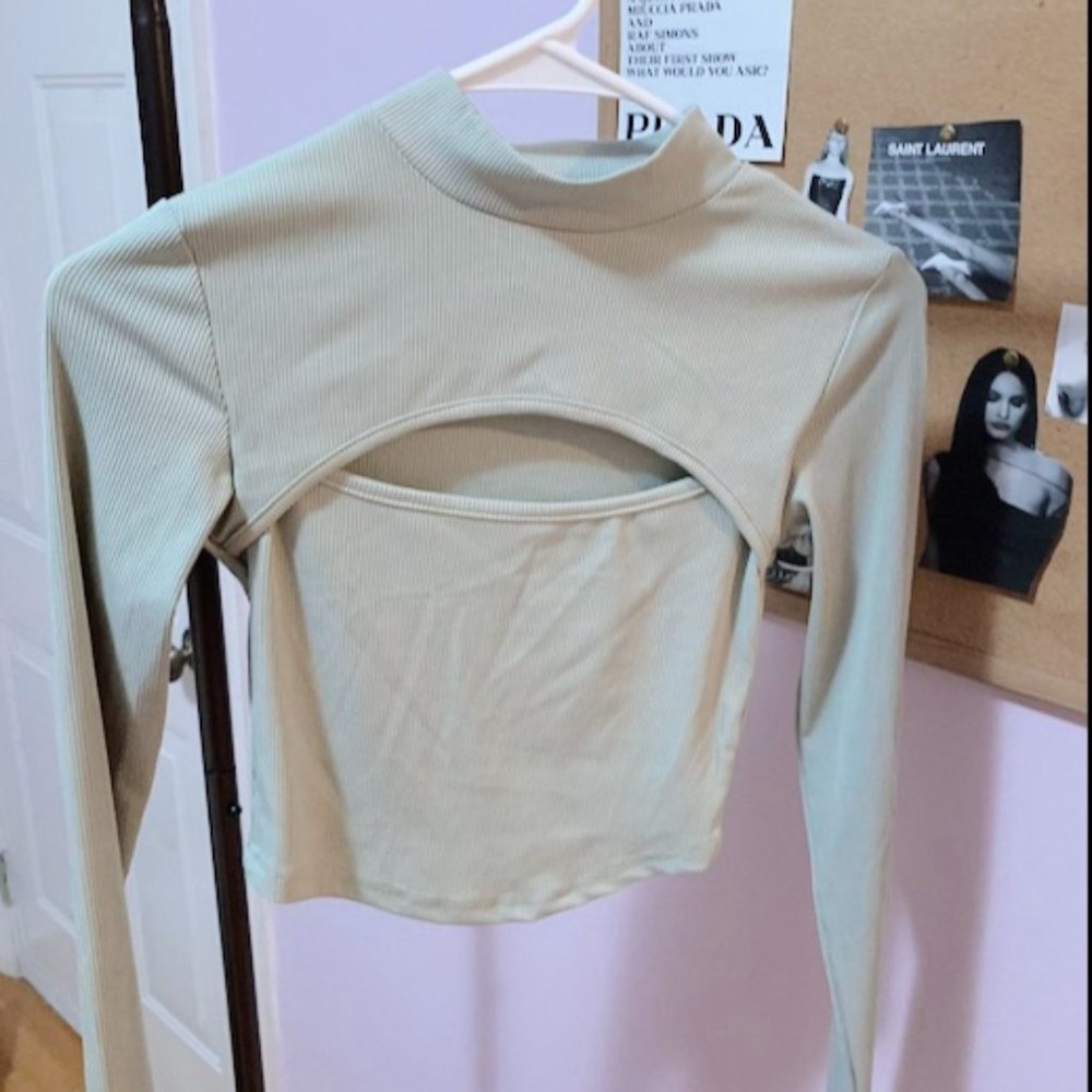 Very cute sage green cutout top!